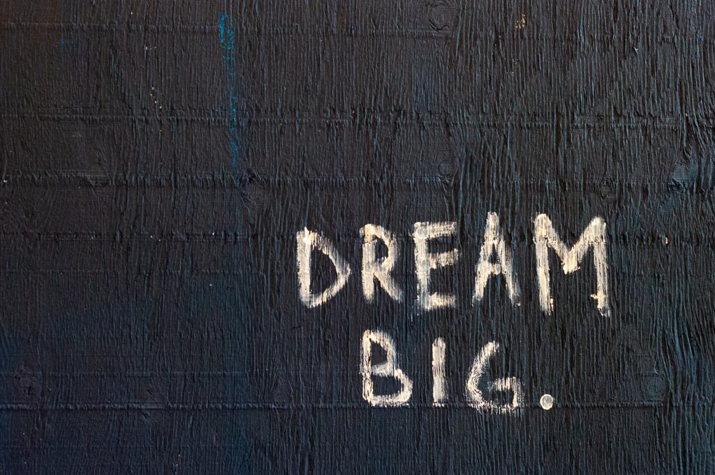 schwarzer Hintergrund mit Text "Dream Big"